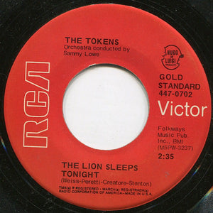 The Tokens : The Lion Sleeps Tonight (7", Single, RE)